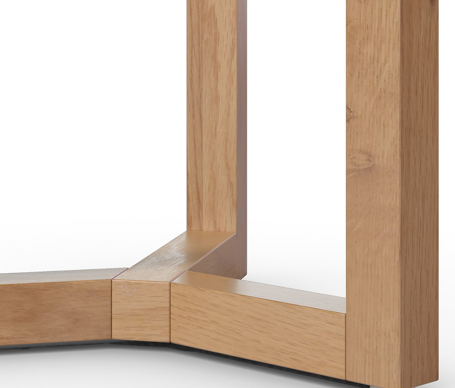 Detail einer Ecke eines Holztisches mit Beinen und Untergestell.