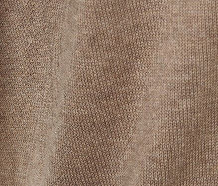 Detailaufnahme eines braunen Strick-Hoodies.