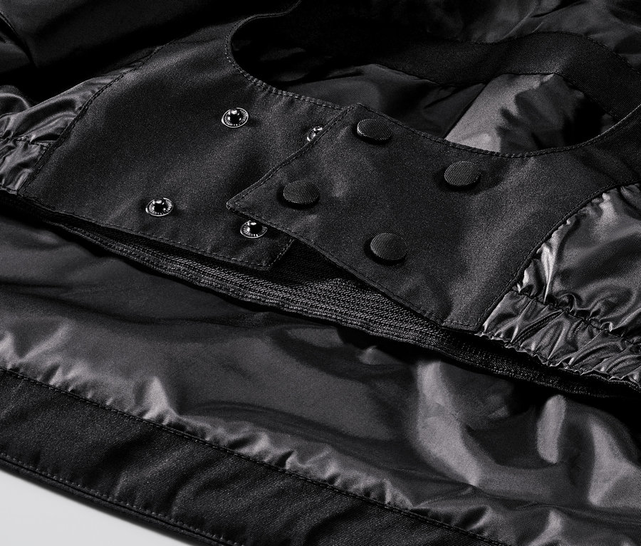 Detailaufnahme einer schwarzen Skijacke.