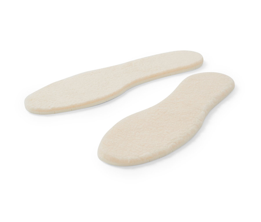Zwei Paar Lammwoll-Einlegesohlen liegen auf einem weißen Hintergrund.