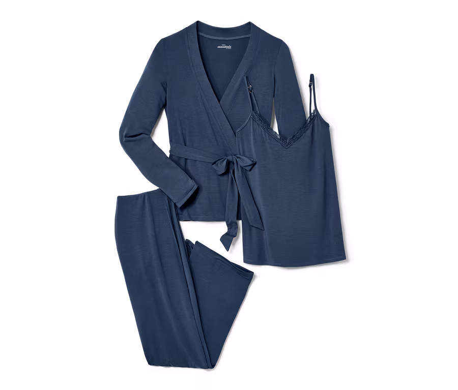 Ein blaues Pyjama-Set bestehend aus Morgenmantel, Top und Hose.
