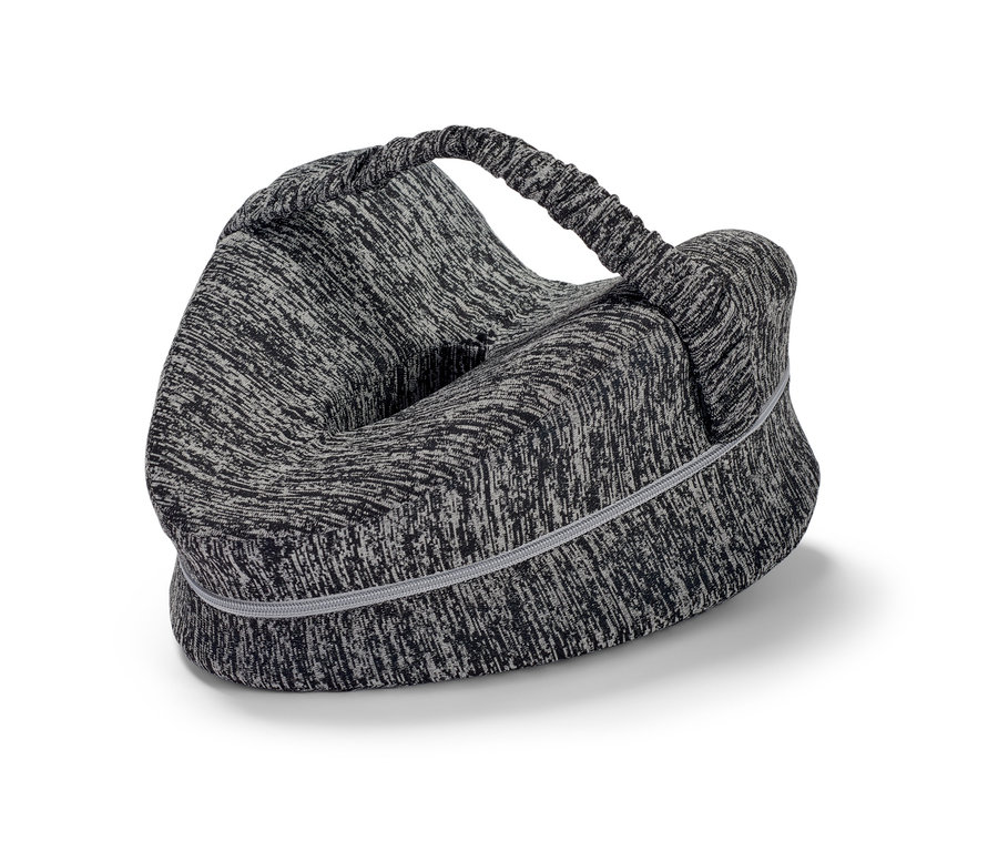 Ein ergonomisches Kniekissen für Seitenschläfer mit grauem Muster und Griff.