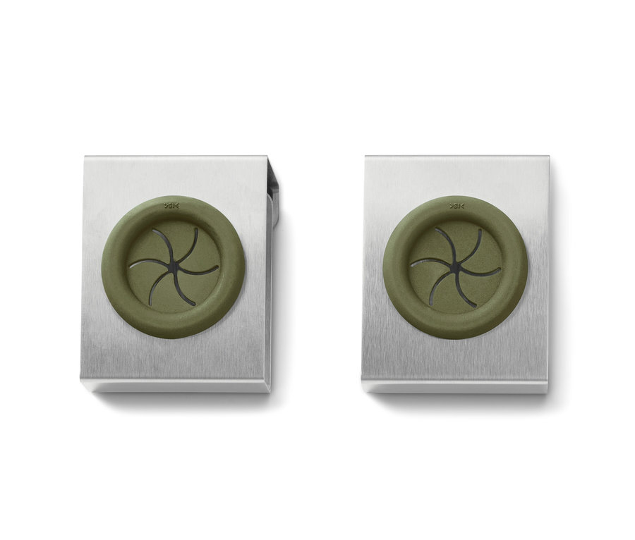 Zwei Geschirrtuchhalter.