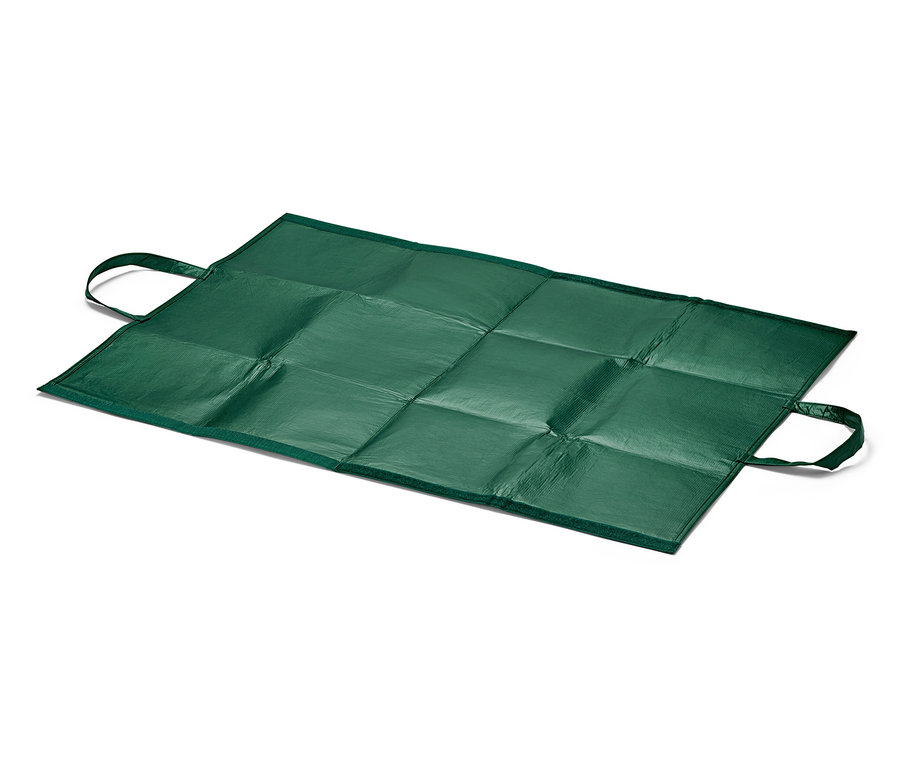 Eine grüne Gartenabfalltasche liegt flach auf einem weißen Hintergrund.