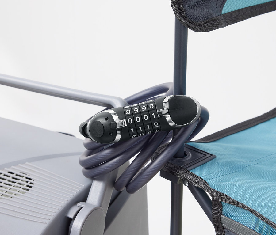 Ein extralanges Universal-Stahlkabelschloss ist um eine graue Klimaanlage und den Rahmen eines blauen Liegestuhls gewickelt.