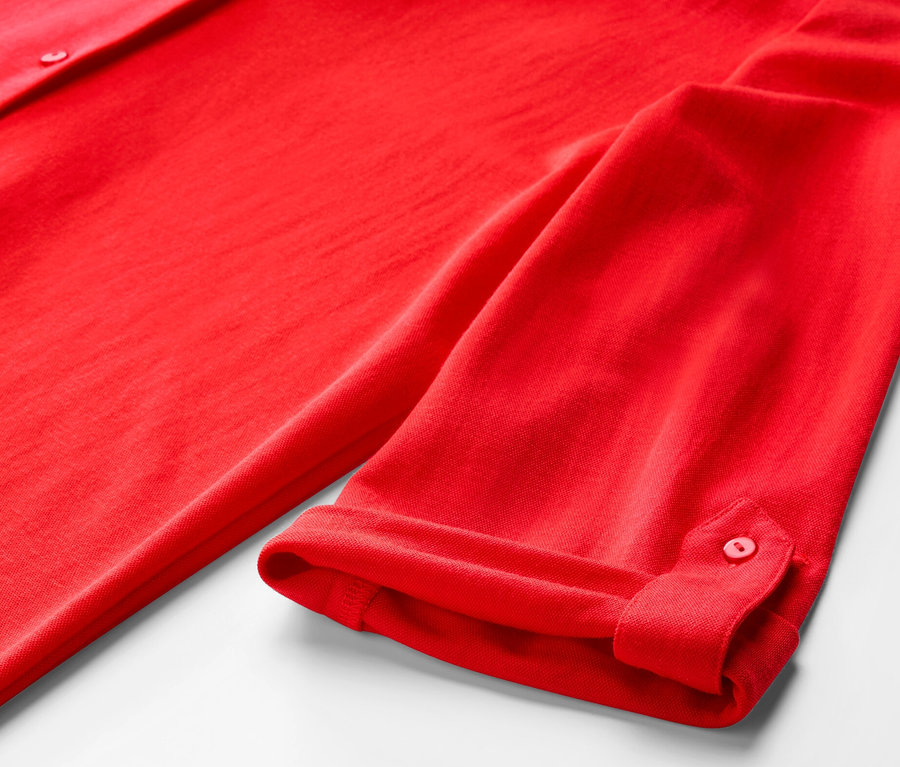 Detail einer roten Piqué-Jerseybluse.