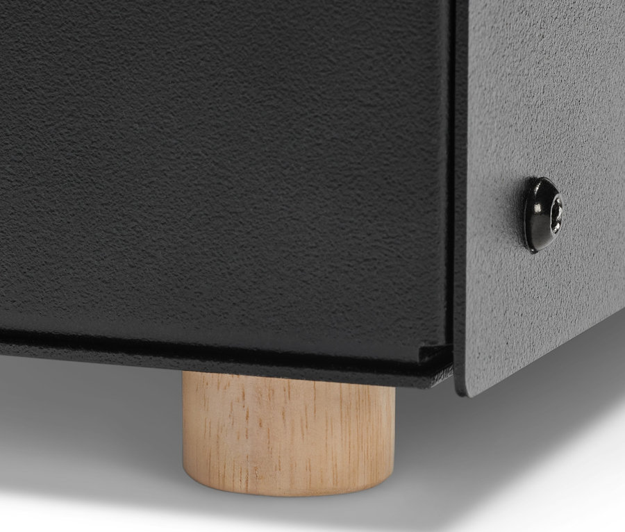 Detailansicht der Unterseite eines Kaminholzkorbs mit einem Holzfuß.