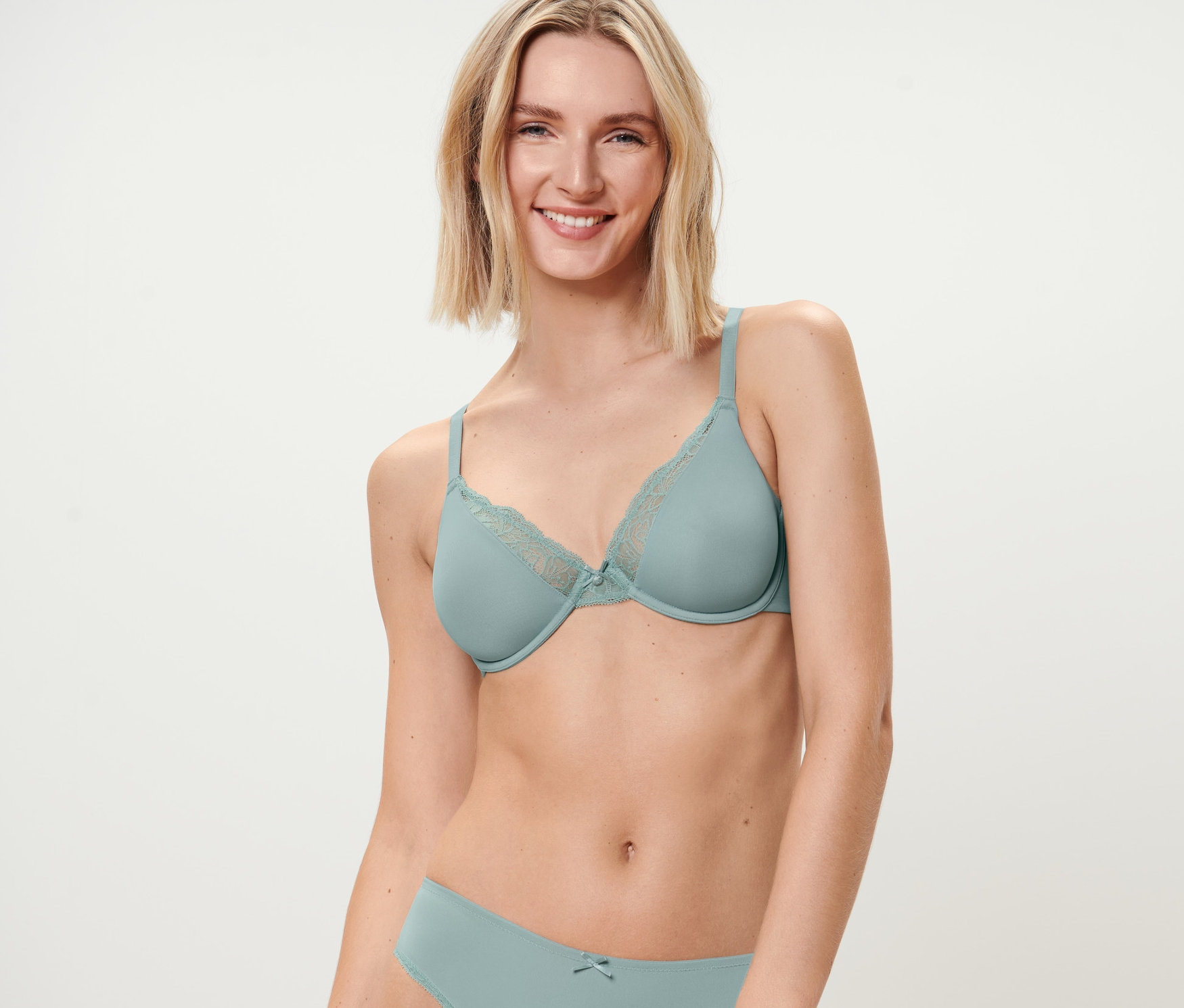 Frau trägt einen aqua Bügel-BH und passende Unterhose.