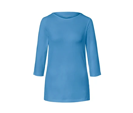 Ein hellblaues Shirt mit 3/4-Arm.