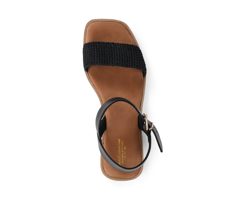 Draufsicht von Ledersandalen mit Häkelriemen.