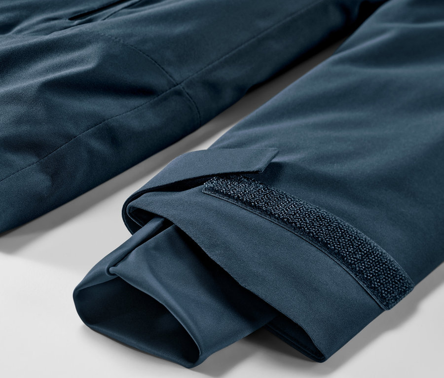 Detailansicht einer marineblauen Skijacke.