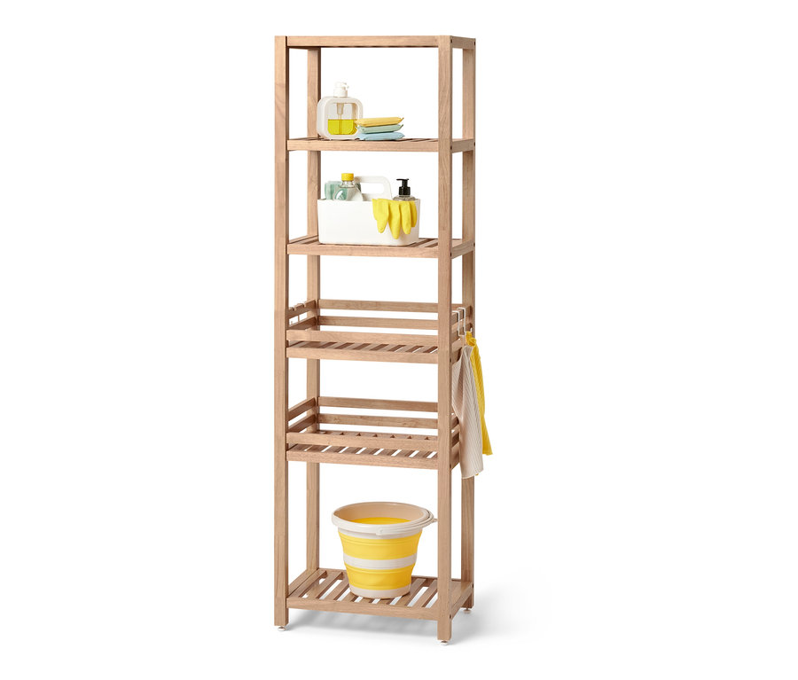 Reinigungsmittel auf einem Massivholzregal.