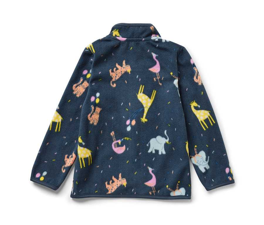 Detail einer Kinder-Fleecejacke mit Tiermotiv.