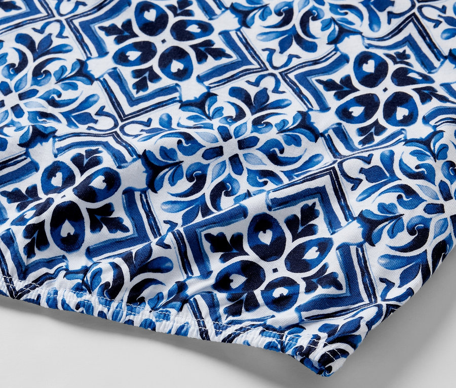Detailansicht eines blau bedruckten Blusenshirts.