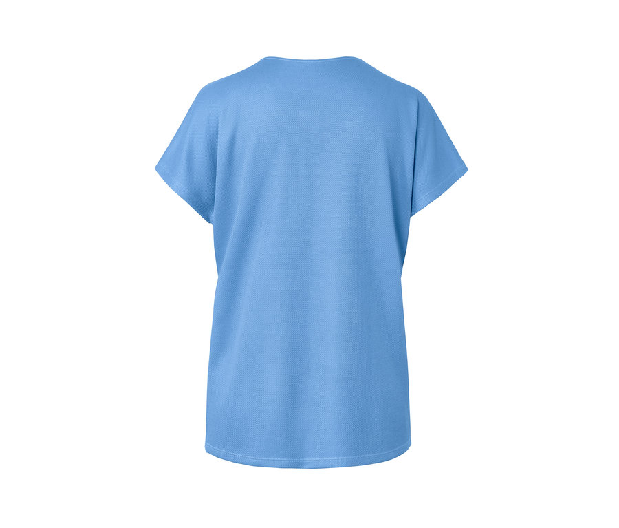 Hellblaues, strukturiertes Shirt.