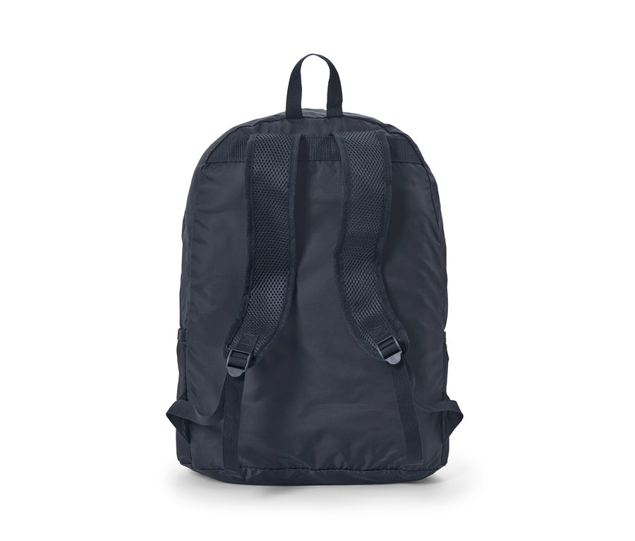 Ein schwarzer, faltbarer Rucksack von hinten.