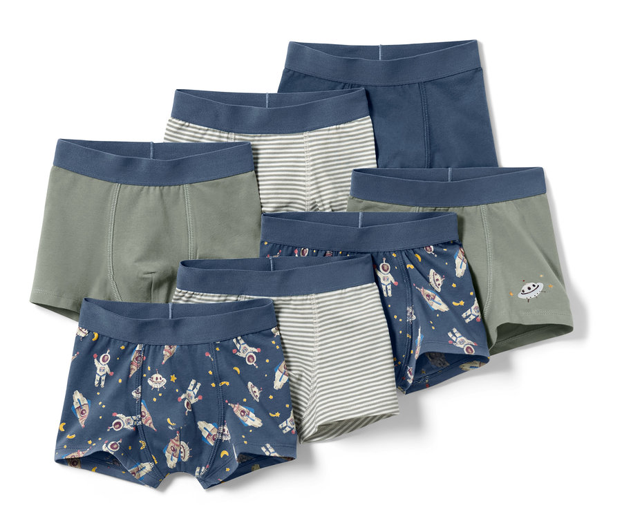 Sieben Jungen-Slipboxer in verschiedenen Farben und Mustern.