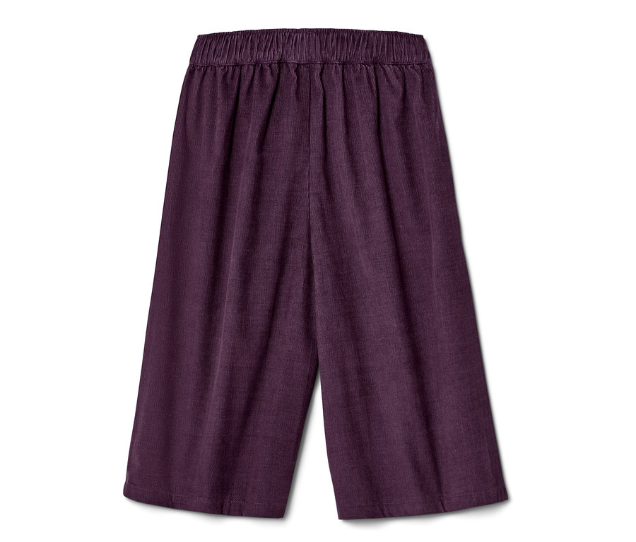 Eine violette Kinder-Culotte, freigestellt auf einem weißen Hintergrund.