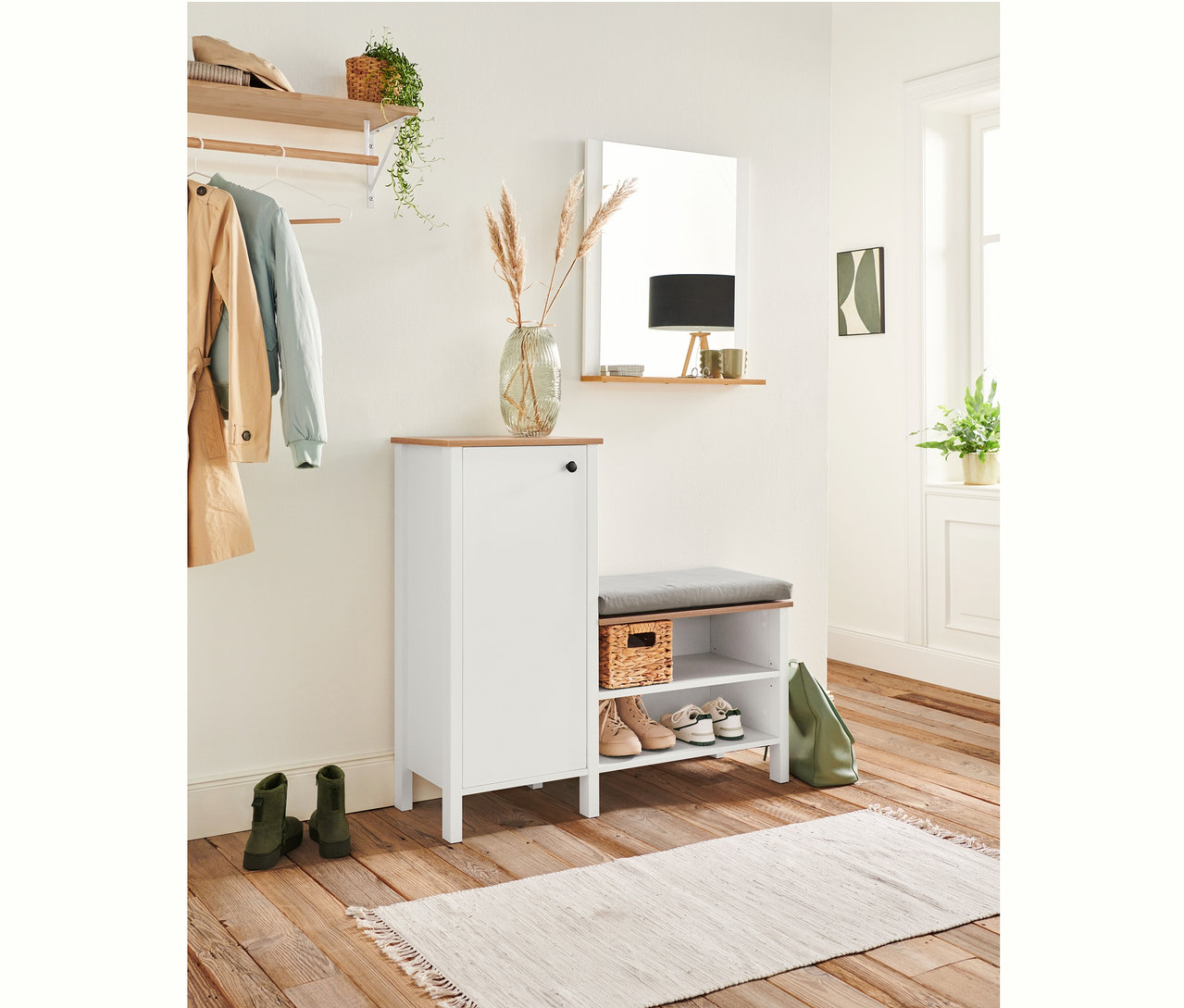 Im Flur befinden sich eine Wandgarderobe, ein Spiegel »Jelda«, weiß/eiche und eine Sitzbank mit Schuhschrank.