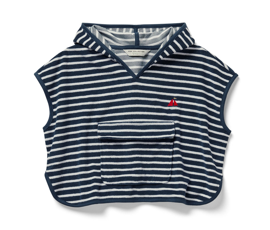 Gestreifter Frottierponcho "seaside" mit Kapuze, Tasche und kleinem, rotem Segelboot.