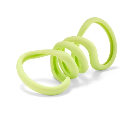 Ein hellgrünes Hunde-Zerrspielzeug ist spiralförmig auf einem weißen Hintergrund angeordnet.