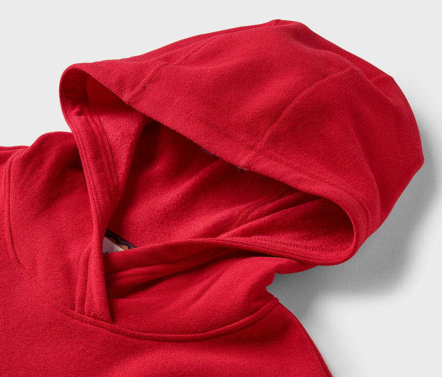 Detailansicht eines roten Outdoor-Pullovers.