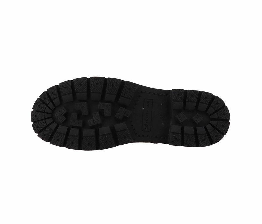 Detailaufnahme einer schwarzen Schuhsohle mit markantem Profil.
