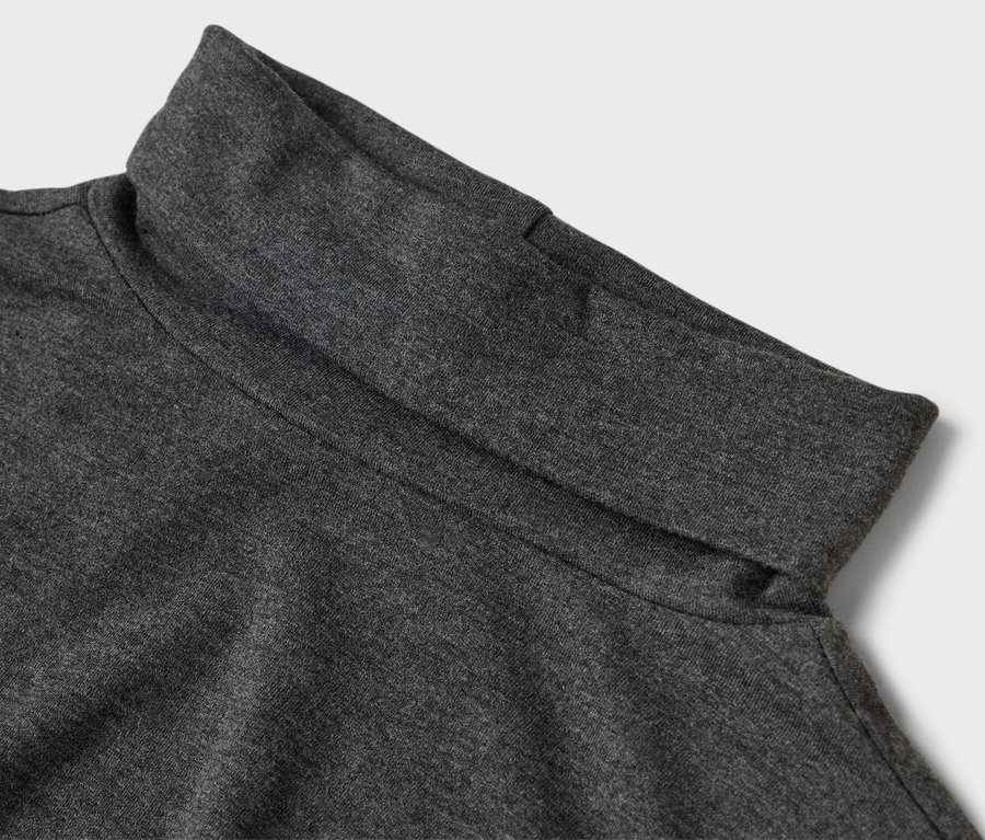 Detailaufnahme eines grauen Rollkragenpullovers.