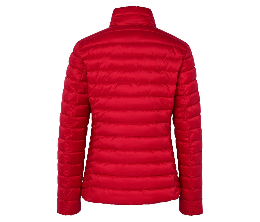 Rückansicht einer roten Steppjacke.