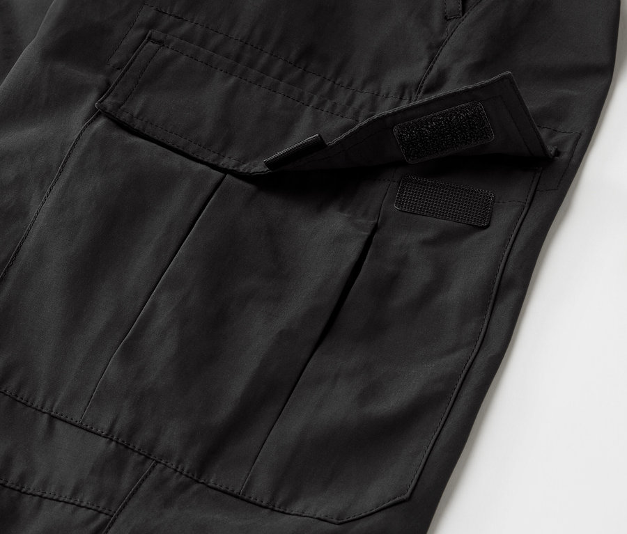 Detailaufnahme einer schwarzen Outdoorhose mit einer Tasche mit Moskito-Schutz.