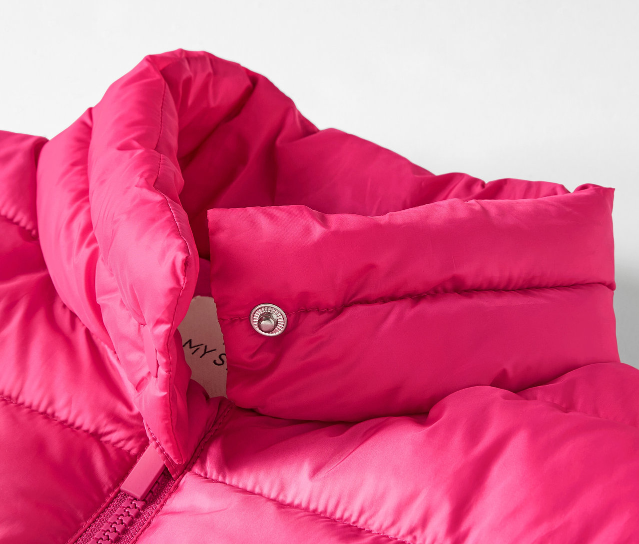 Detailaufnahme einer pinkfarbenen Steppjacke mit Kragen und Reißverschluss.