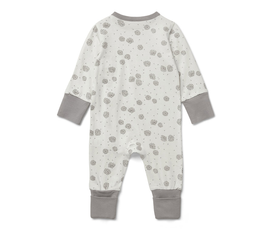 Ein Baby-Schlafanzug mit Blumenmuster.