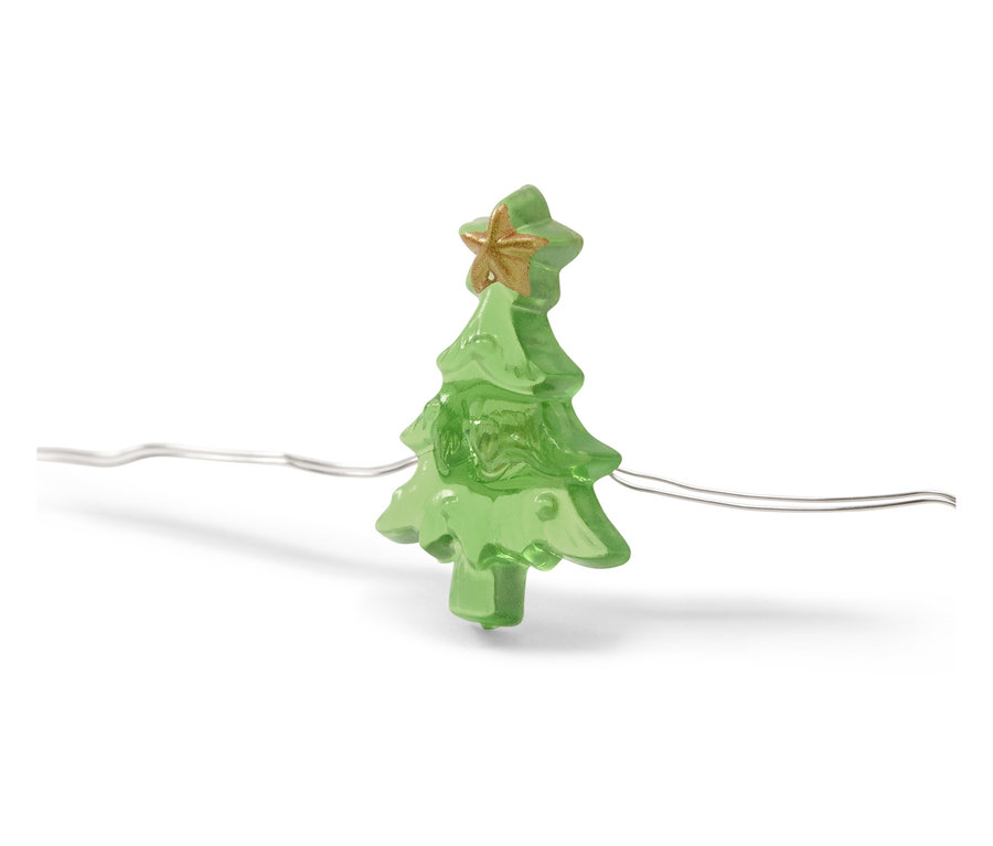 Nahaufnahme einer Lichterkette mit einer Dekoration in Form eines grünen Weihnachtsbaums mit einem goldenen Stern oben drauf vor einem weißen Hintergrund.