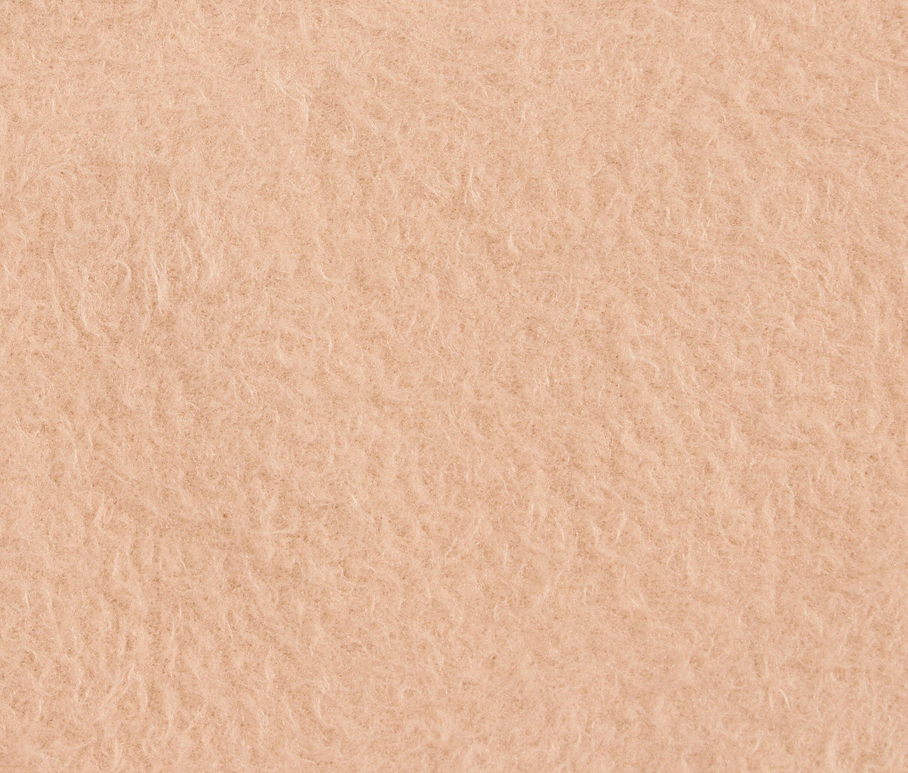 Nahaufnahme einer pfirsichfarbenen, zotteligen Textur.