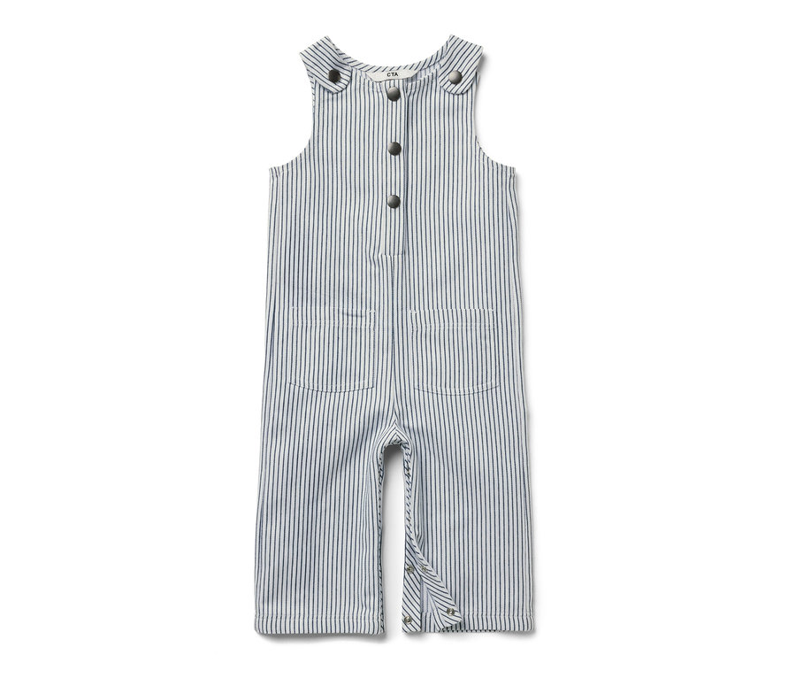 Eine Kinder-Web-Latzhose mit blau-weissen Streifen.