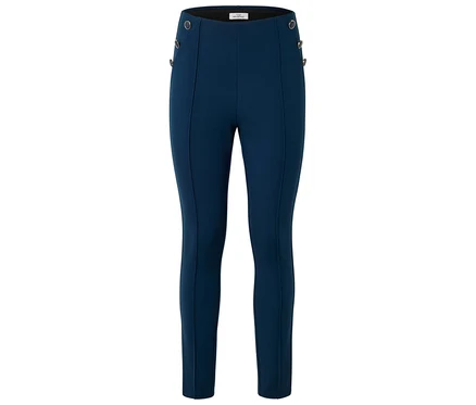 Blaue Hose mit Knöpfen.