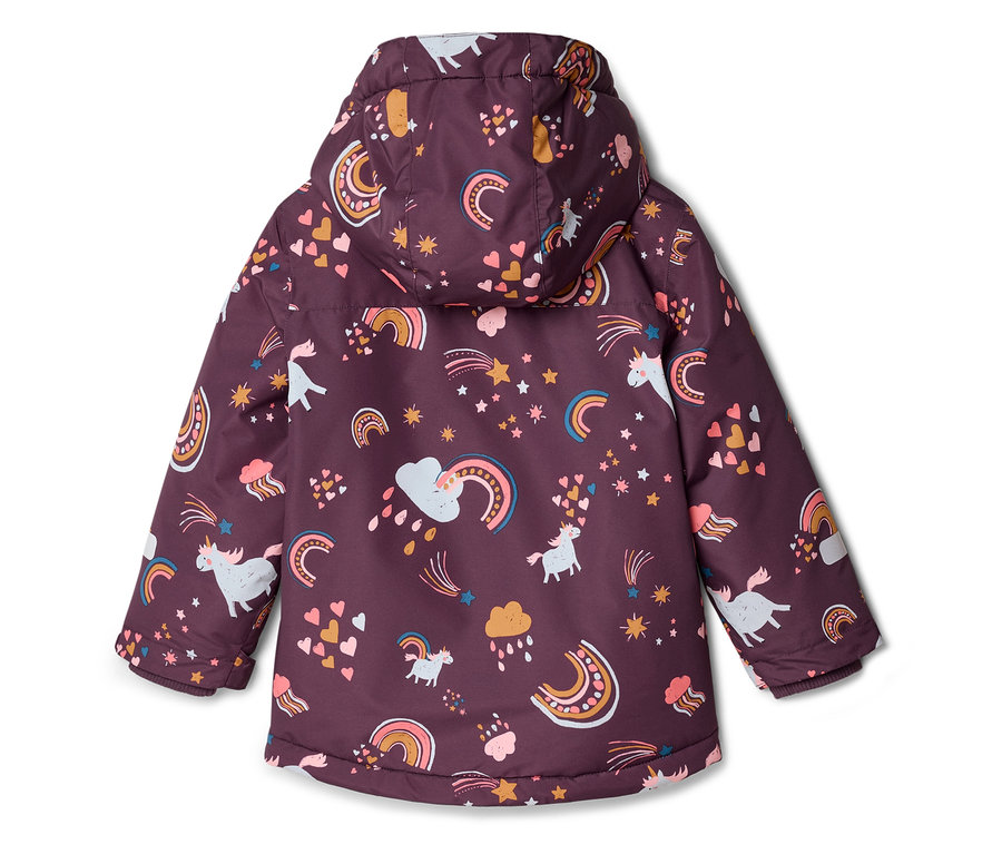 Rückansicht einer lila Kinderjacke mit Kapuze, die mit Einhörnern, Regenbögen, Sternen und Herzen bedruckt ist.