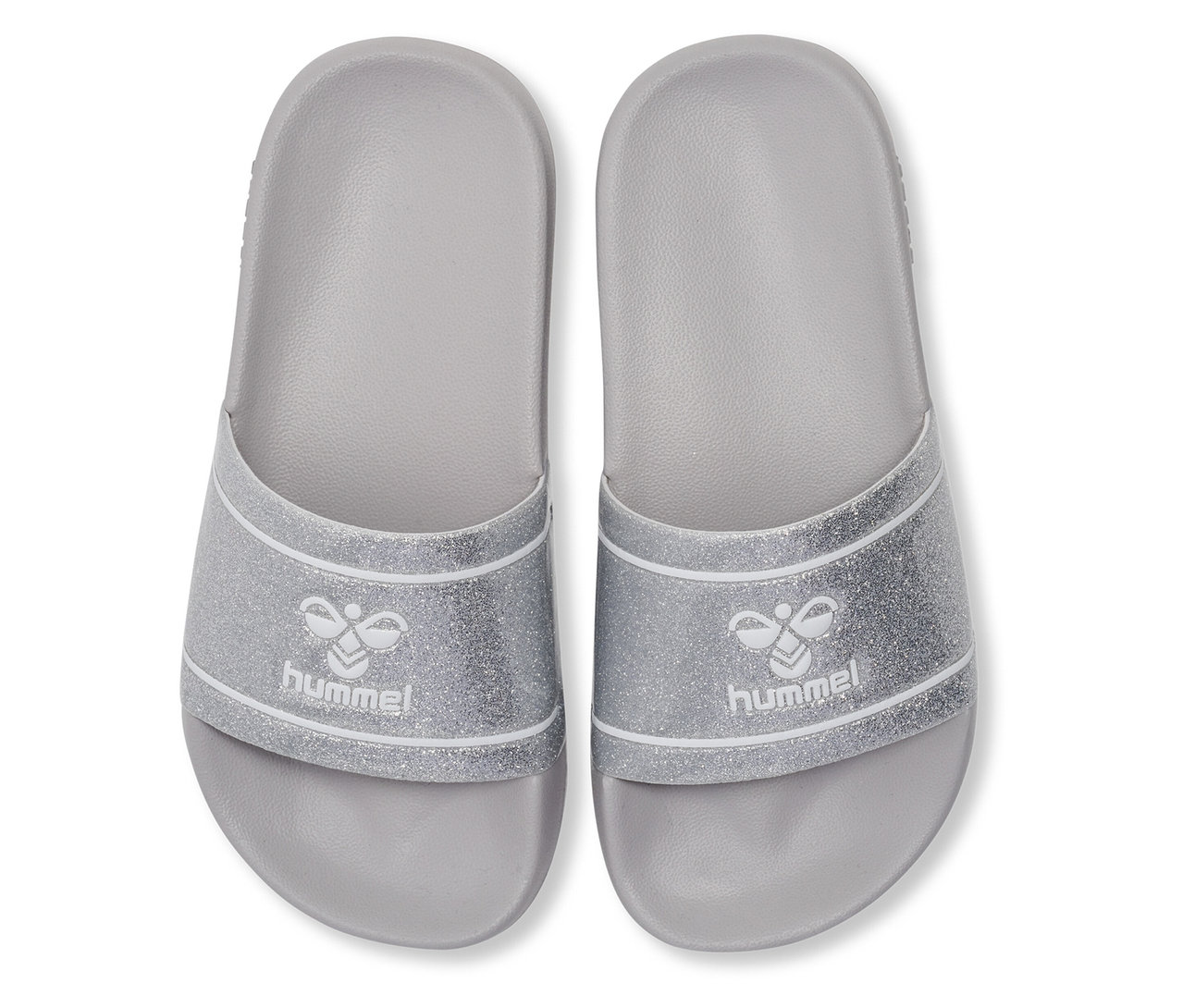 Zwei graue hummel® Badelatschen Pool Slide GlitterJR liegen nebeneinander.