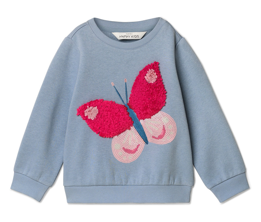 Hellblauer Pullover mit rotem Schmetterlingsaufdruck.