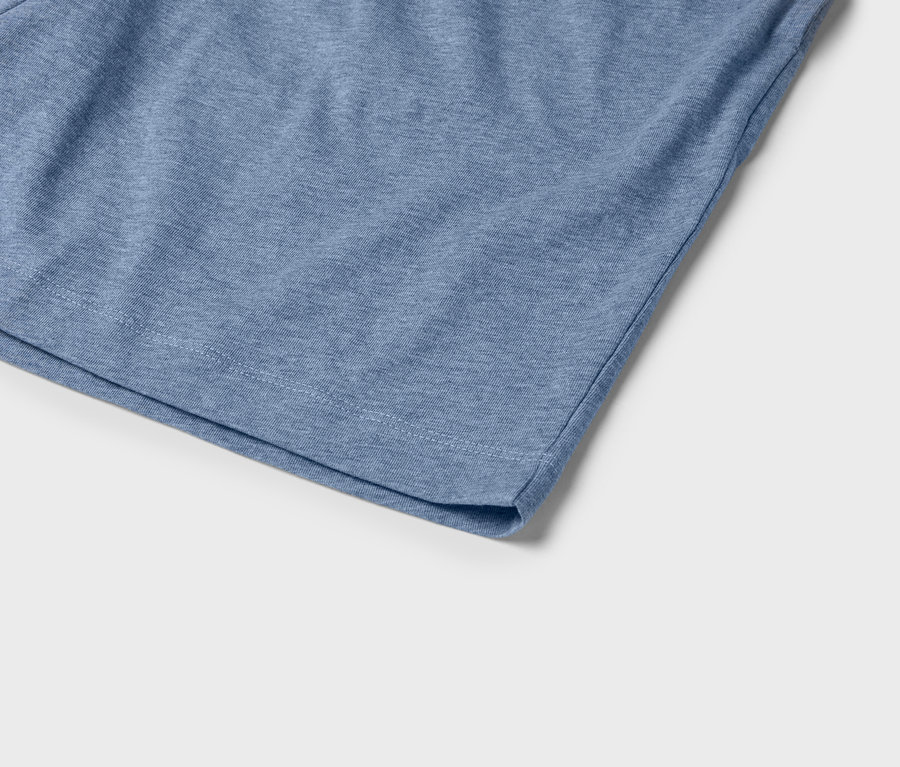 Nahaufnahme eines hellblauen Stoffes mit Saum.