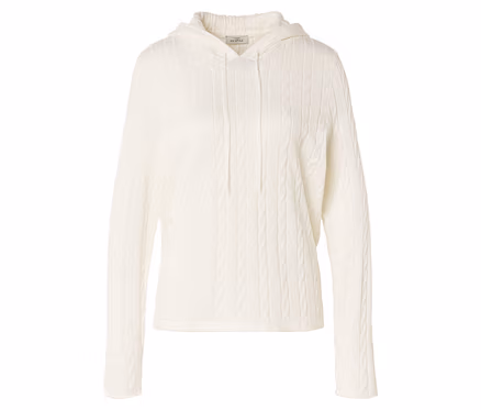 Ein cremefarbener Kapuzenpullover mit Zopfmuster und langen Ärmeln liegt auf einem weißen Hintergrund.