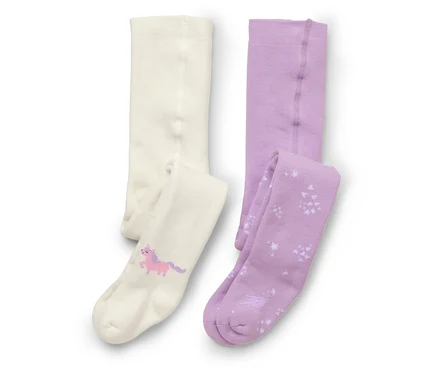 Zwei Paar Kinderstrumpfhosen liegen auf Weiß, ein Paar ist cremefarben mit einem rosa Einhorn, das andere lila mit Sternen.