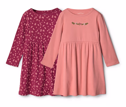 Zwei Baby-Jerseykleider: eines beerenfarben mit Blumenmuster, das andere rosa mit Blumenstickerei auf der Brust.