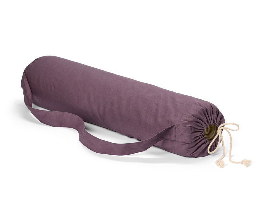 Lila Yogamatten-Tasche mit Kordelzug und Tragegurt liegt auf weißem Grund.