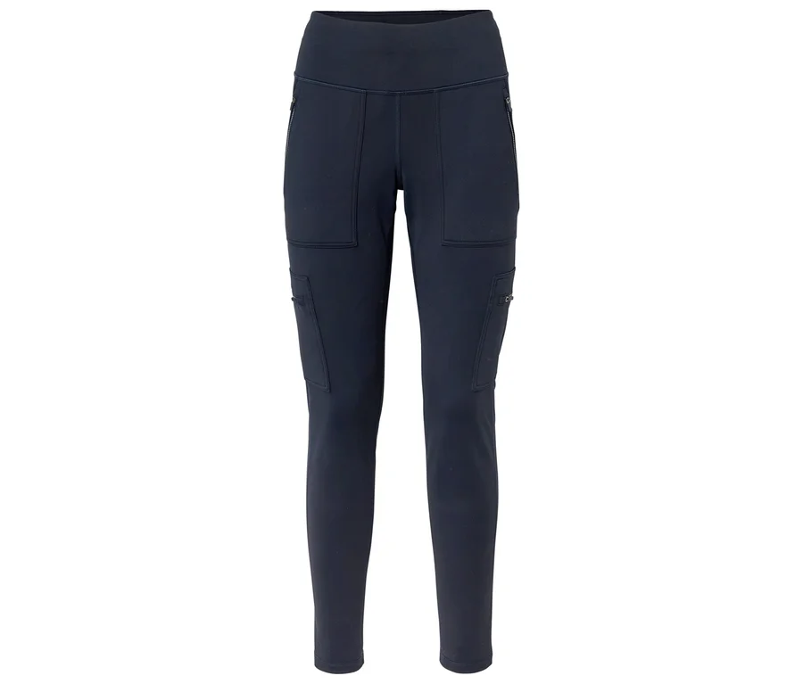 Dunkelblaue Cargohose mit breitem Bund, Reißverschlusstaschen an den Hüften und mehreren Cargotaschen an den Oberschenkeln.