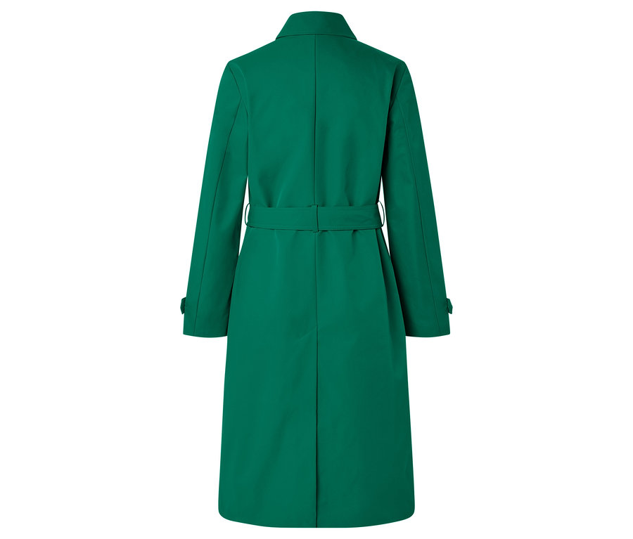 Rückansicht eines smaragdgrünen Mantels mit Gürtel.