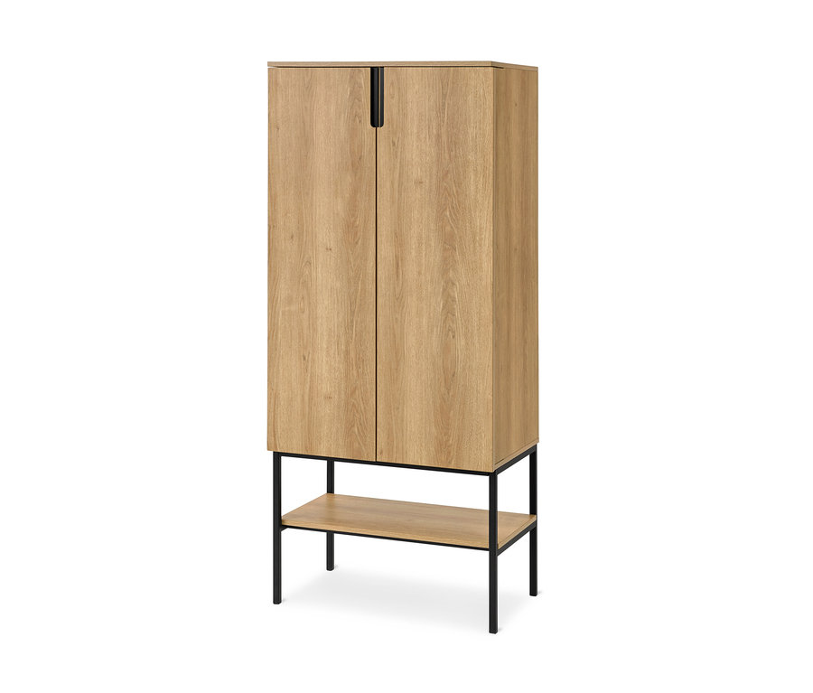Hoher, schmaler Schrank aus hellem Holz mit zwei Türen und schwarzem Griff, auf einem schwarzen Metallgestell mit offener Ablage.
