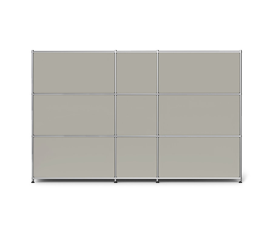 Modulares Regal in Hellgrau mit silberfarbenem Rahmen, bestehend aus neun Fächern in drei Reihen und drei Spalten, auf schwarzen Füßen stehend.