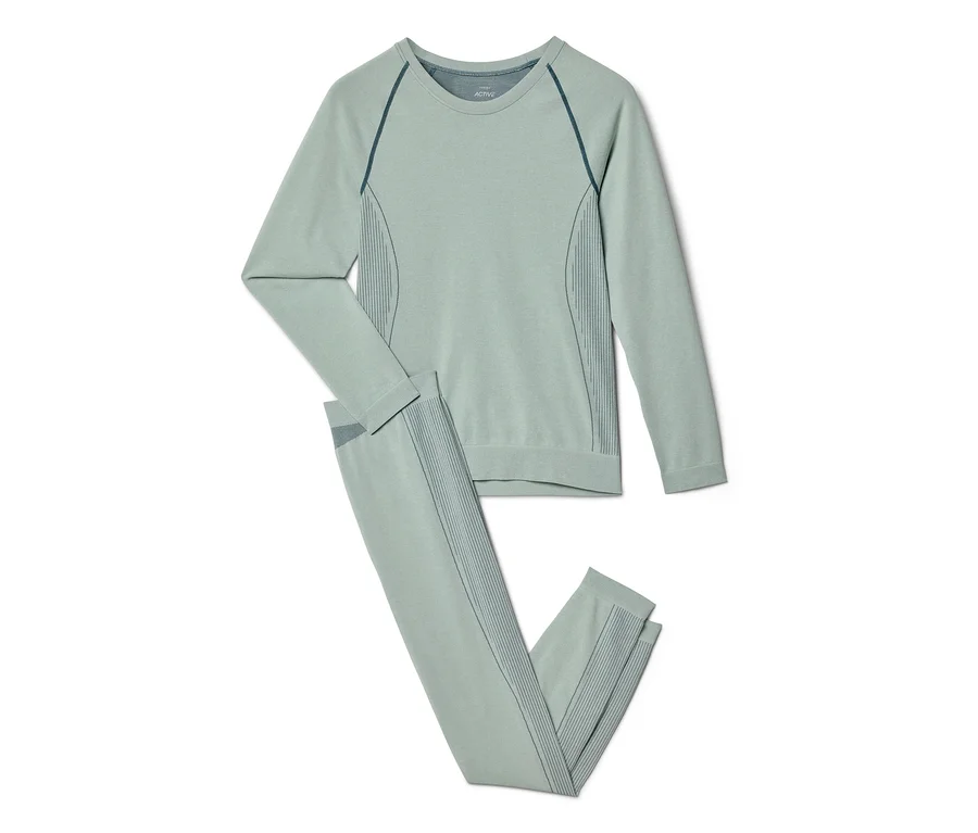 Hellgrünes Langarmshirt und passende Leggings mit dunkelgrünen Raglan-Nähten und vertikalen Streifendetails.