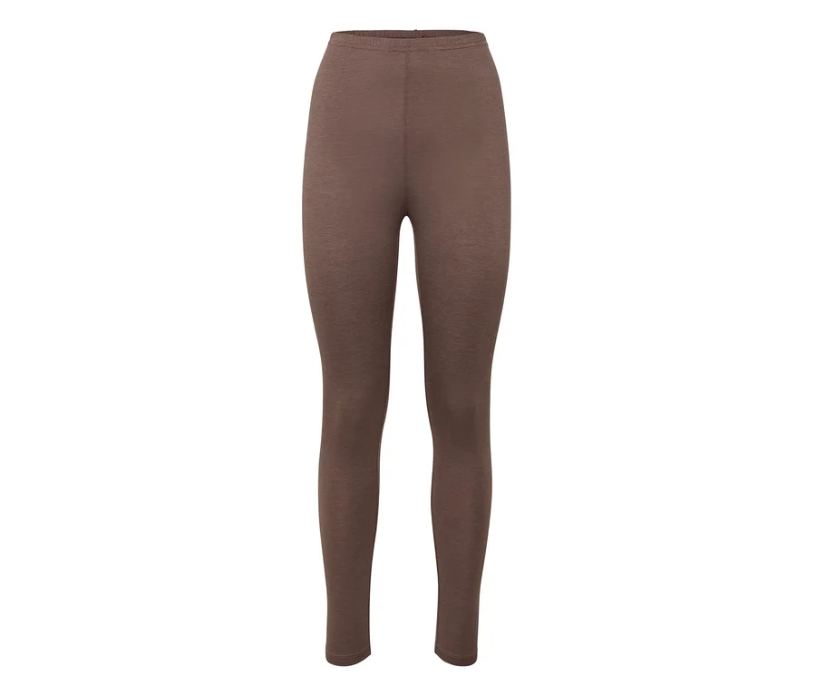 Braune Leggings auf weißem Hintergrund.